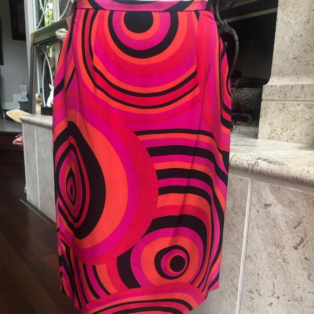 Women's silk skirt in vibrant modern print, size 8